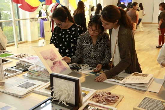 中法學院教學作品展覽隆重開幕，文化藝術交流再譜新篇